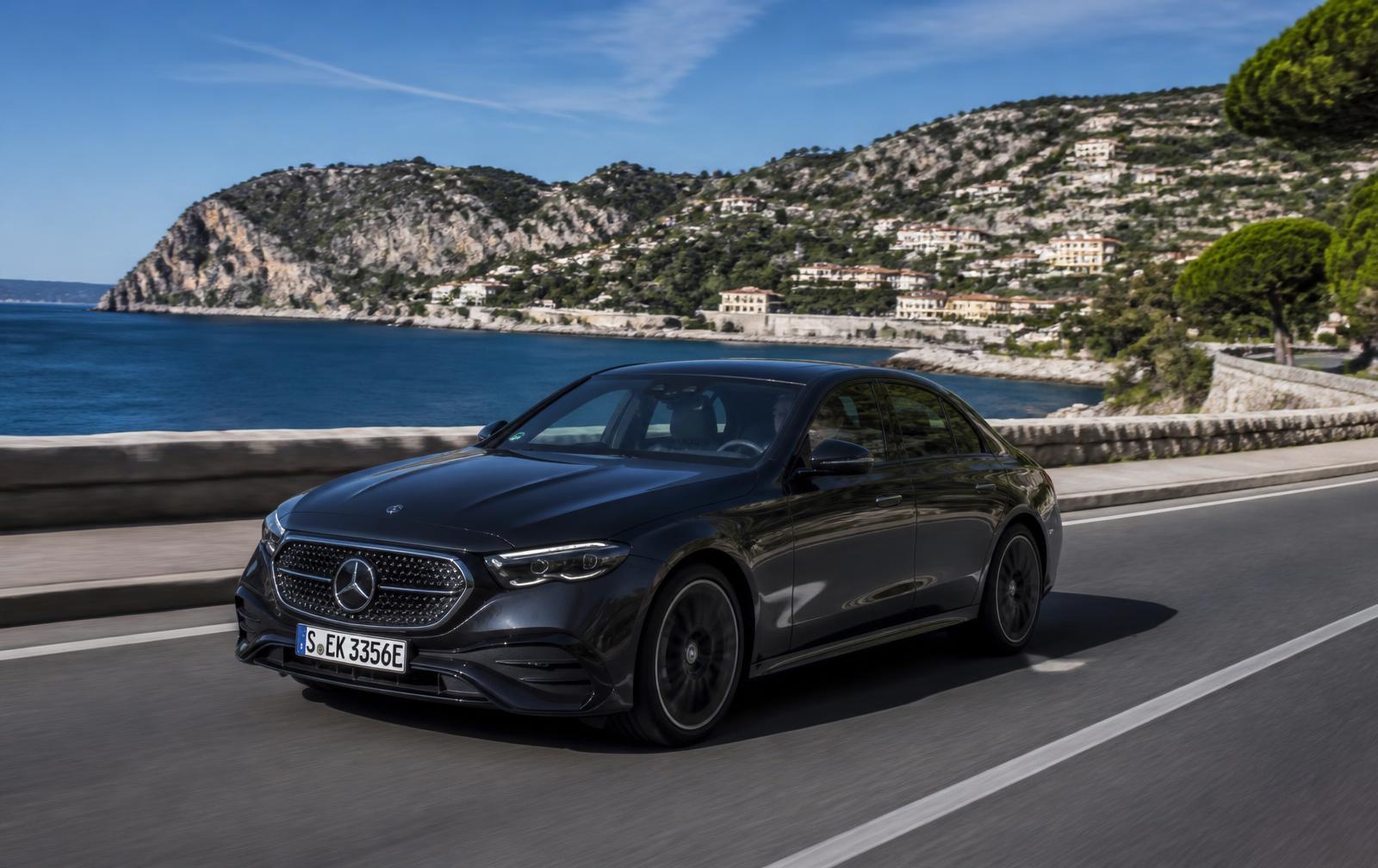 Berline Mercedes Classe S quittant l'aéroport de Nice avec un jet privé en arrière-plan