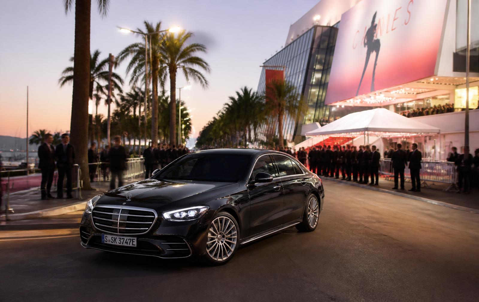 Limousine noire arrivant sur le tapis rouge du Palais des Festivals de Cannes