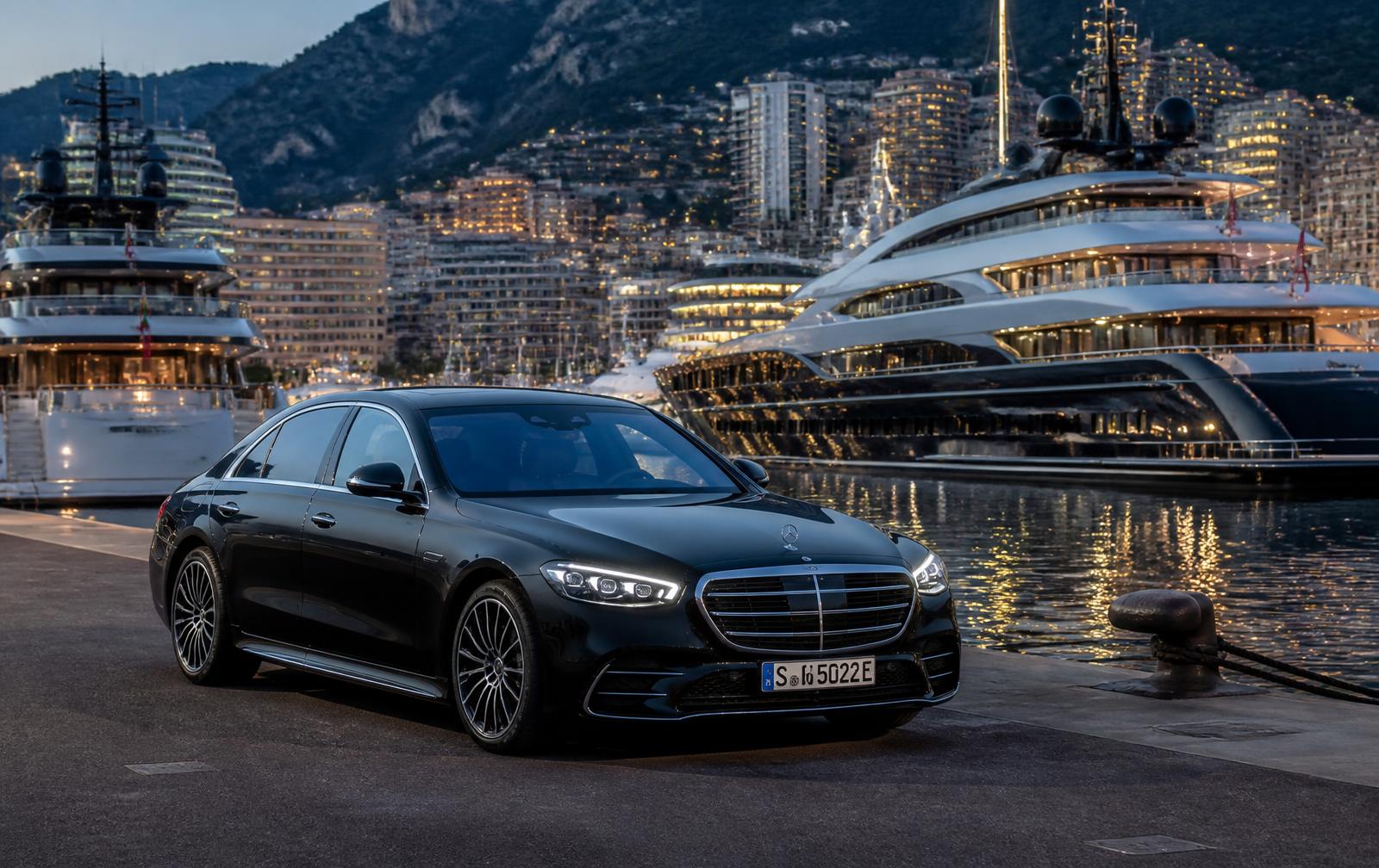 Voilier de luxe croisant au large de Monaco au coucher du soleil